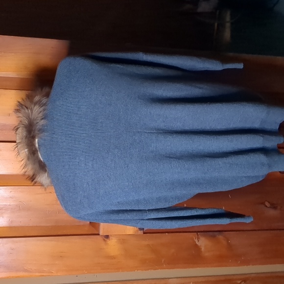 Real FUR collared long sleeve acrylic knit drop shoulder long sweater. - Picture 7 of 8